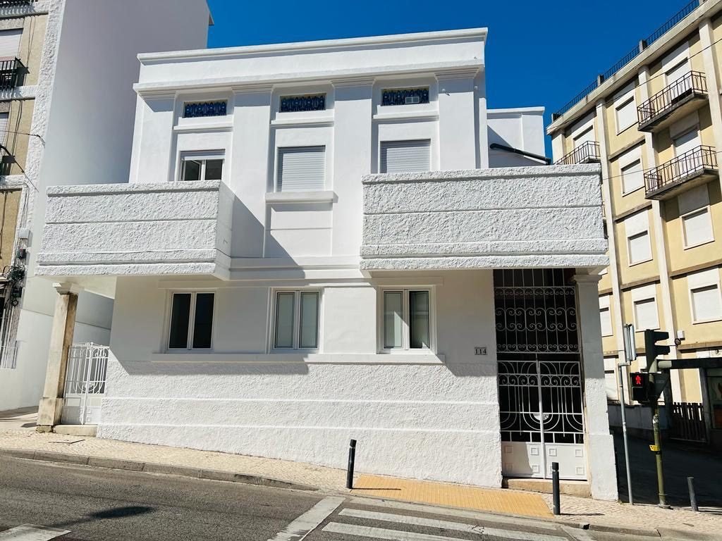 Prédio com 14 estúdios mobilados em Coimbra