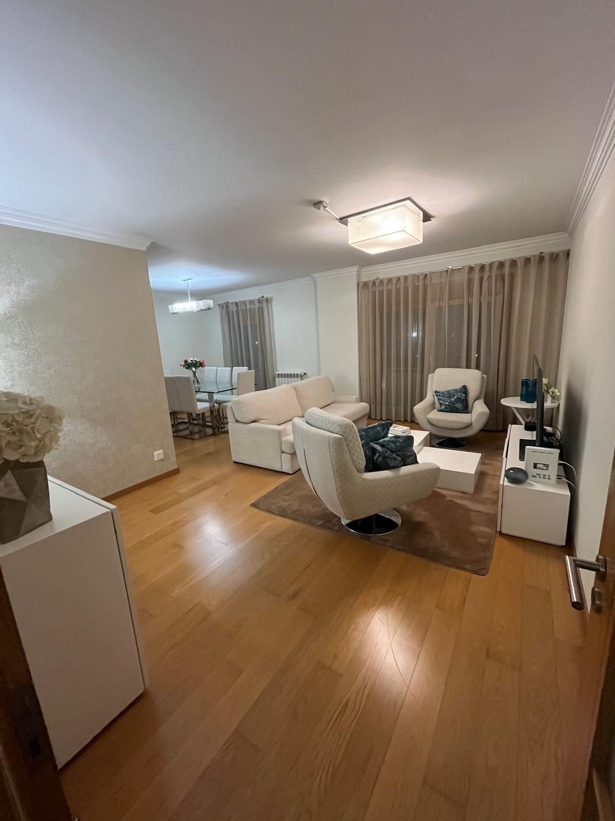 Apartamento T3 mobilado no Lumiar