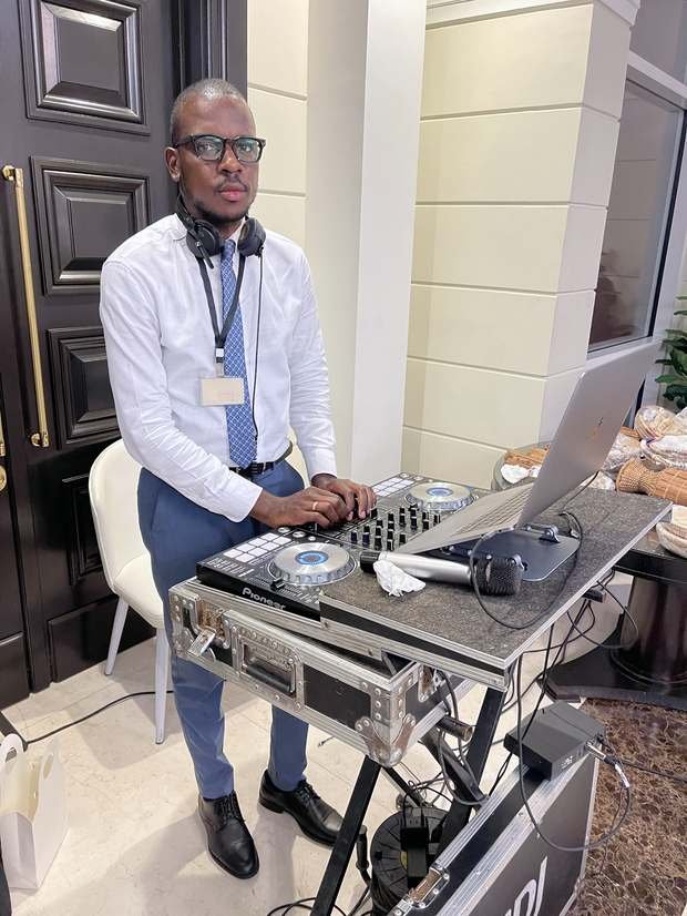 DJ X10 em cabine de DJ durante recepção