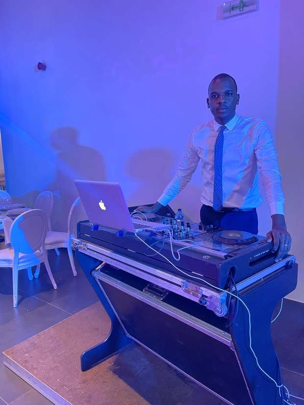 DJ X10 em cabine de DJ em sala de eventos